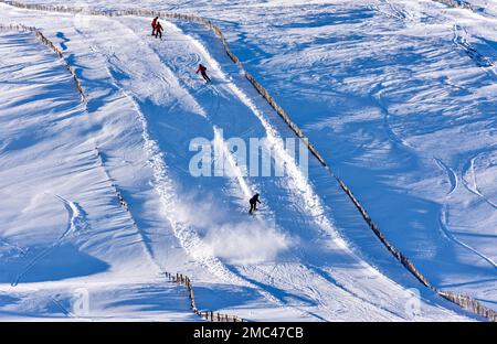 Lecht Ski Centre Cairngorms National Park Schottland Tiefschnee und Skifahrer auf einer Piste oder Piste Stockfoto