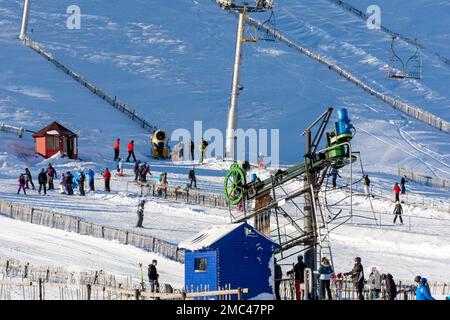 Lecht Ski Centre Cairngorms National Park Schottland Tiefschnee Snowy Owl Shair Lift und farbenfrohe Skifahrer auf den Robin und Wren Pisten Stockfoto