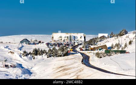 Lecht Ski Centre Cairngorms National Park Schottland das Zentrum beherbergt Skifahrer und Lecht Road A 939 im Winter Stockfoto