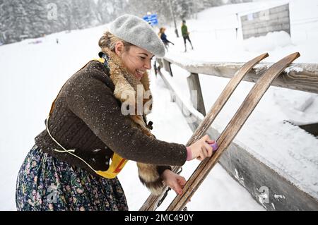 Bayern, Deutschland. 21. Januar 2023. 21. Januar 2023, Bayern, Krün: Ein Teilnehmer wachst seine Holzskier vor dem „Nostalski“-Skirennen im Barmsee-Lift. Mit alten Holzskiern und Schnürsenkel aus Leder, zumindest aus dem vergangenen Jahrhundert, beginnen die Teilnehmer mit einem lustigen Rennen. Foto: Angelika Warmuth/dpa Credit: dpa Picture Alliance/Alamy Live News Stockfoto