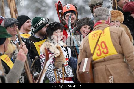 Bayern, Deutschland. 21. Januar 2023. 21. Januar 2023, Bayern, Krün: Teilnehmer mit ihren Holzskiern warten auf den Beginn des Skirennens „Nostalski“ am Barmsee Lift. Mit alten Holzskiern und Schnürsenkel aus Leder, zumindest aus dem letzten Jahrhundert, beginnen die Teilnehmer mit einem lustigen Rennen. Foto: Angelika Warmuth/dpa Credit: dpa Picture Alliance/Alamy Live News Stockfoto