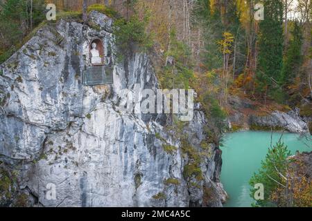 Maximilian II Monument in der Nähe des Lechfall Wasserfalls - Füssen, Bayern, Deutschland Stockfoto