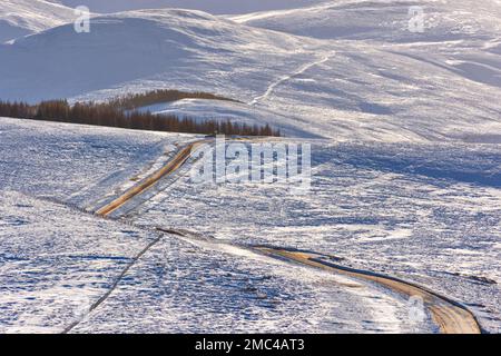 Tomintoul Moray Scotland Glenlivet Estate der gewundene hügelige, gesalzene Schnee bedeckte die Lecht Road A 939 im Winter Stockfoto