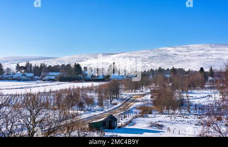 Tomintoul Moray Scotland Glenlivet Estate Winter und schneebedeckte Häuser im Januar Stockfoto