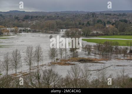 Überflutetes Ackerland vom Fluss Avon, Hampshire, England, Großbritannien, Januar, 2023 Stockfoto