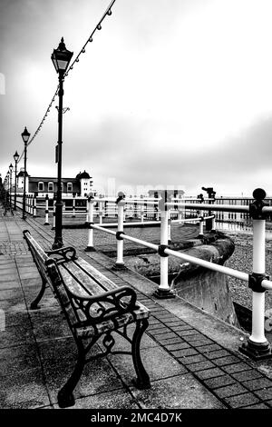 Strandpromenade und Pier, Penarth. Aussichtspunkt mit Blick auf das Meer (Bristol Channel). Wintermorgen. Grauer Himmel. Schwarzweiß-Stil im Vintage-Stil. Stockfoto