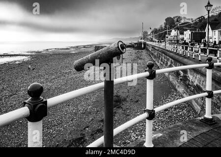 Strandpromenade, Penarth. Aussichtspunkt mit Blick auf das Meer (Bristol Channel). Wintermorgen. Grauer Himmel. Schwarzweiß-Stil im Vintage-Stil. Stockfoto