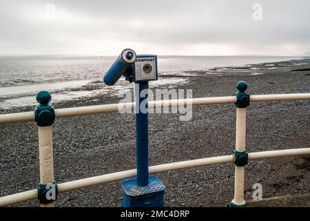 ViewPoint-Teleskop in Penarth mit Blick auf das Meer (insbesondere den Bristol-Kanal). Wintermorgen. Seaside Esplanade. Mit Blick auf nichts. Stockfoto