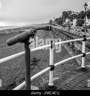 Strandpromenade, Penarth. Aussichtspunkt mit Blick auf das Meer (Bristol Channel). Wintermorgen. Grauer Himmel. Schwarzweißbild. Stockfoto