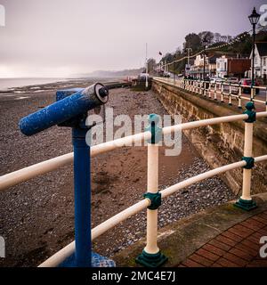 ViewPoint-Teleskop in Penarth mit Blick auf das Meer (insbesondere den Bristol-Kanal). Wintermorgen. Seaside Esplanade. Mit Blick auf nichts. Stockfoto