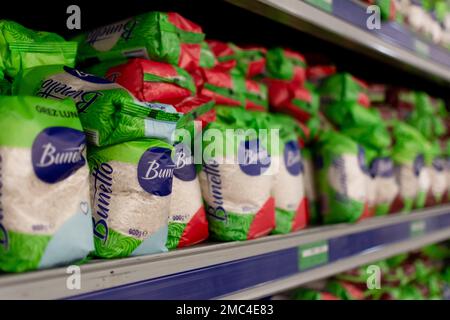 Chisinau, Moldawien - 14. Oktober 2022: Päckchen langkörniger Reis der Marke Bunetto in den Regalen eines Metro Cash Carry-Supermarkts. Rise Packings in a Stor Stockfoto