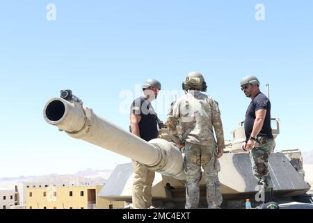 Chad Brown (rechts), Chief Marketing Officer beim Virgin Hotel Las Vegas und einem US-amerikanischen Unternehmen Militärveteran, spricht mit einem Soldaten mit dem 11. Soldaten des Kavallerie-Regiments am 24. Juni, während der Distinguished Visitor Immersion Tour in Fort Irwin, Kalifornien Brown, ein Einheimischer aus Las Vegas, diente in 11. ACR von 2000-2001. (Foto: Kimberly Hackbarth/Fort Irwin Public Affairs Office) Stockfoto