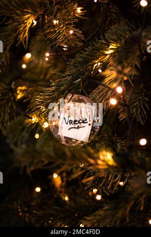 Klare weihnachtskugel mit dem niederländischen Wort für Frieden darin, Niederlande, Europa Stockfoto
