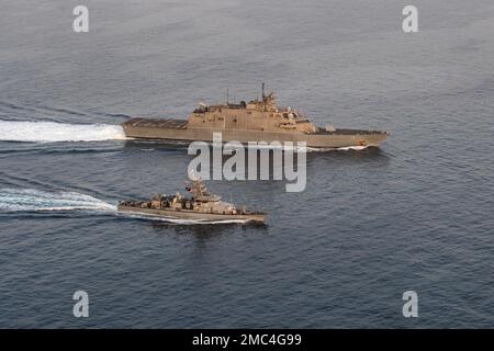 220624-N-NR343-2906 STRASSE VON HORMUZ (24. Juni 2022) Littoral-Kampfschiff USS Sioux City (LCS 11) und Küstenpatrouillenschiff USS Thunderbolt (PC 12), Transit die Straße von Hormuz, Juni 24. Sioux City wird im US-5.-Flottengebiet eingesetzt, um die Sicherheit und Stabilität des Seeverkehrs im Nahen Osten zu gewährleisten. Stockfoto