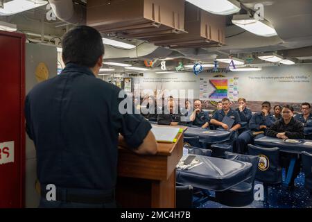 OSTCHINESISCHES MEER (24. Juni 2022) Seeleute beobachten an Bord der Arleigh-Burke-Klasse-Guided-Missile Destroyer USS Dewey (DDG 105. Dewey ist dem Kommandeur, der Task Force 71/Destroyer Squadron (DESRON) 15, der größten nach vorn eingesetzten DESRON der Marine und der Hauptstreitkräfte der US-7.-Flotte zugewiesen. Stockfoto