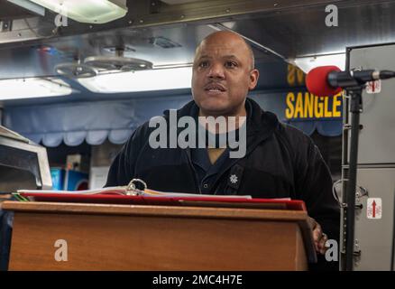 OSTCHINESISCHEN MEER (24. Juni 2022) Cmdr. Jermaine Brooms, aus Chicago, der kommandierende Offizier des Arleigh-Burke-Klasse-Zerstörers USS Dewey (DDG 105), spricht während eines Pride-Monats mit Seeleuten. Dewey ist dem Kommandeur, der Task Force 71/Destroyer Squadron (DESRON) 15, der größten nach vorn eingesetzten DESRON der Marine und der Hauptstreitkräfte der US-7.-Flotte zugewiesen. Stockfoto