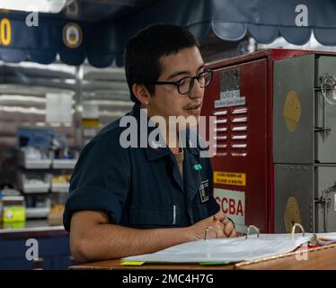 OSTCHINESISCHES MEER (24. Juni 2022) Feuerwehrmann 3. Klasse Victor Deltoro aus San Diego spricht mit Seeleuten während eines Pride-Monats an Bord der Arleigh-Burke-Klasse-Guided-Missile Destroyer USS Dewey (DDG 105). Dewey ist dem Kommandeur, der Task Force 71/Destroyer Squadron (DESRON) 15, der größten nach vorn eingesetzten DESRON der Marine und der Hauptstreitkräfte der US-7.-Flotte zugewiesen. Stockfoto