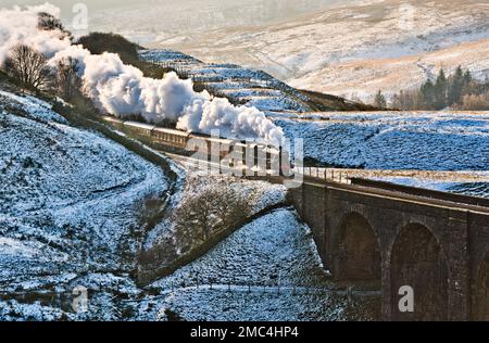 Das erste Dampf-Special von 2023 auf der berühmten Settle-Carlisle Eisenbahnlinie. Der „Winter Cumbrian Mountain Express“ wurde von der Black Five Dampflokomotive 44932 von Manchester nach Carlisle und zurück transportiert. Der Zug wird hier am Art Gill Viaduct in Dentdale gesehen, auf der Settle-Carlisle-Linie. Kredit: John Bentley/Alamy Live News Stockfoto