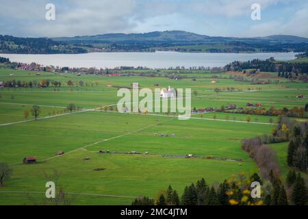 Das Schwangau-Tal mit der St.-Koluman-Kirche und dem Forggensee in der Nähe von Füssen - Schwangau, Bayern, Deutschland aus der Vogelperspektive Stockfoto