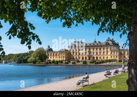 Blick auf Schloss Drottningholm, Schwedens königliche Residenz mit See im Sommer Stockfoto