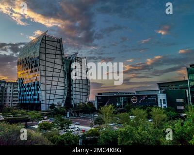 Johannesburg, Südafrika - 1. Januar 2020: HDR-Foto der Sandton-Büros bei Sonnenuntergang. Sandton im Finanzzentrum von Johannesburg. Stockfoto