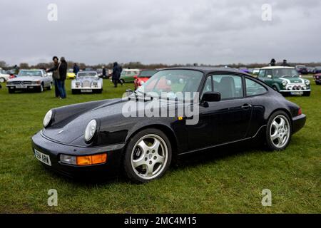 1990 Porsche 911 Carrera 4, ausgestellt beim Scramble Januar im Bicester Heritage am 8. Januar 2023. Stockfoto