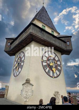 Berühmter historischer Uhrenturm im Stadtzentrum von Graz, Österreich Stockfoto