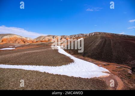 Schnee in den wunderschönen roten Bergen. Aserbaidschan. Khizi-Region. Stockfoto