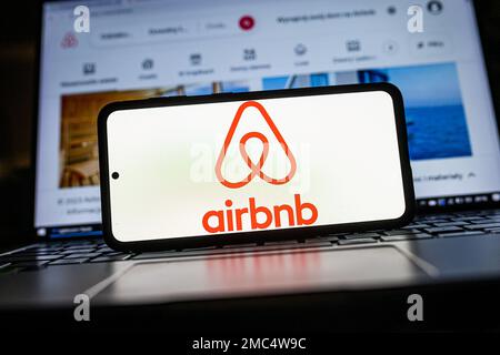 Polen. 20. Januar 2023. In dieser Abbildung wird ein Airbnb-Logo auf einem Smartphone angezeigt. Kredit: SOPA Images Limited/Alamy Live News Stockfoto