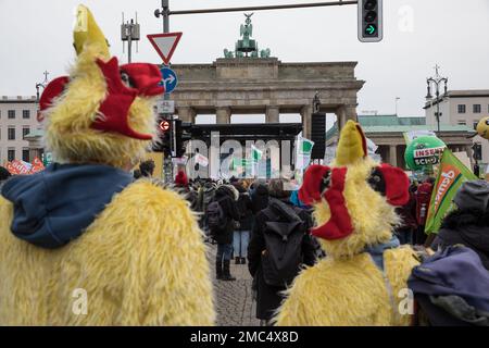 Am 21. Januar 2023 zog eine Demonstration, die eine Änderung der Agrarpolitik forderte, mehrere Tausend Menschen in die Straßen des Berliner Regierungsviertels. Die Koalition "Wir haben es satt" (Wir hatten genug) organisierte die Demonstration, die ein umweltfreundliches und sozial verantwortliches Agrarsystem forderte, das sich auf die handwerkliche Landwirtschaft, humane Tierbehandlung, Klimaschutz und gentechnisch nicht veränderte Lebensmittel konzentriert. Darüber hinaus forderten die Demonstranten nur Preise für die Landwirte sowie Sozialleistungen und eine Erweiterung der Fläche, die für Kulte aufgewendet wurde Stockfoto