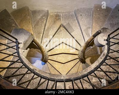 Berühmte mittelalterliche Doppelspiraltreppe in der alten Burg von Graz, Österreich Stockfoto