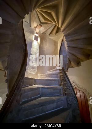 Berühmte mittelalterliche Doppelspiraltreppe in der alten Burg von Graz, Österreich Stockfoto