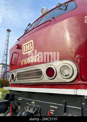 Nahaufnahme einer legendären Diesellokomotive 225-247 des deutschen Eisenbahnunternehmens Stockfoto