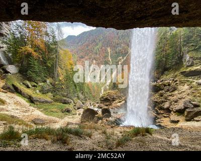 Unterhalb des malerischen Pericnik-Wasserfalls im Triglav-Nationalpark, Slowenien Stockfoto