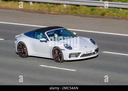 2021 PORSCHE Carrera 4s 2981 cm3 Benzin 8-Gang-Roadster mit Schaltgetriebe in Weiß/Grau; Fahren auf der Autobahn M61, Großbritannien Stockfoto