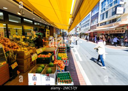 Jizo Dori Einkaufsstraße. Bekannt als alte Damen harajuku, in Sugamo, Tokio. Vordergrund, Obst und Gemüse vor einem Gemüsehändler. Stockfoto