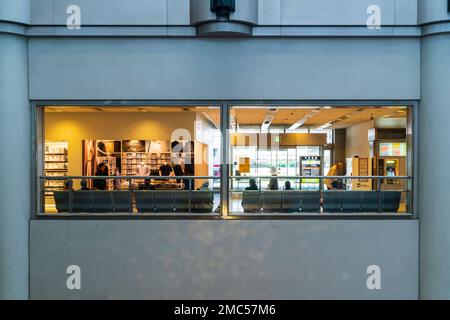 Tokio Haneda International Airport. Terminal 1 Interieur. Uni Qlo modische Kleidung Store und dem Eingang Ausgang in den Buslinien und Haltestellen. Stockfoto