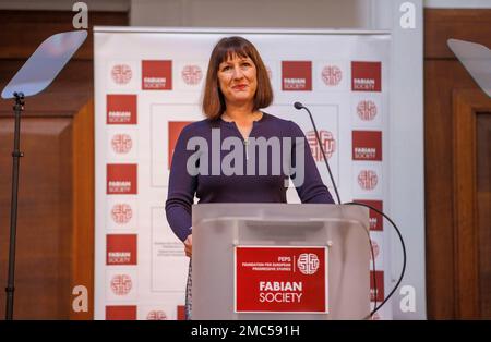 London, Großbritannien. 21. Januar 2023. Schattenkanzlerin Rachel Reeves legt in der Fabian Society den Arbeitsplan PartyÕs die Zukunft vor. Sie hält ihre Grundsatzrede und sagt, sie werde die grünste Kanzlerin der Geschichte sein. Kredit: Mark Thomas/Alamy Live News Stockfoto