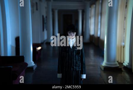 Dnipro, Ukraine - 30. Dezember 2022: Cosplayer Girl im Bild von Wednesday Addams aus der gleichnamigen Horrorserie „Wednesday“ Poses in Nevermore AC Stockfoto