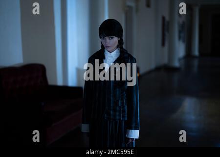 Dnipro, Ukraine - 30. Dezember 2022: Cosplayer Girl im Bild von Wednesday Addams aus der gleichnamigen Horrorserie „Wednesday“ Poses in Nevermore AC Stockfoto