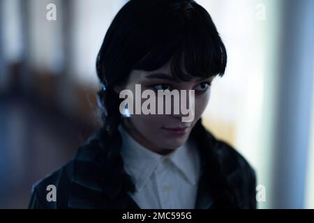 Dnipro, Ukraine - 30. Dezember 2022: Portrait des Cosplayer-Mädchens im Bild von Wednesday Addams aus der gleichnamigen Horrorserie "Wednesday". Stockfoto