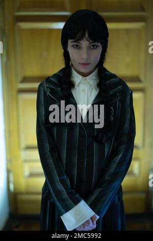 Dnipro, Ukraine - 30. Dezember 2022: Cosplayer Girl im Bild von Wednesday Addams aus der gleichnamigen Horrorserie „Wednesday“ Poses in Nevermore AC Stockfoto