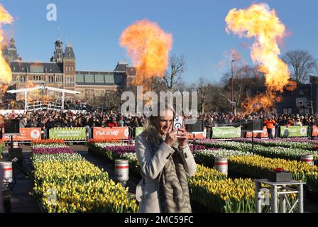 Die niederländische Olympiasiegerin Irene Schouten nimmt sich am 21. Januar 2023 in Amsterdam, Niederlande, während der Pyrotechniken, die die neue Tulpensaison beginnen, im Museumplain selbst auf. Heute ist der offizielle Beginn der Tulpensaison mit einem speziellen Tulpenpflückgarten, in dem die Menschen kostenlos Tulpen pflücken können. Feiern Sie dieses Jahr den 10. Jahrestag des pflückenden Gartens, der von niederländischen Tulpenanbauern organisiert wird. Amsterdams Museumplein ist gefüllt mit etwa 200.000 Tulpen. Diese Tulpen sind speziell angeordnet, um einen riesigen temporären Garten zu bilden. Rund 1,7 Milliarden holländische Tulpen werden voraussichtlich Stockfoto