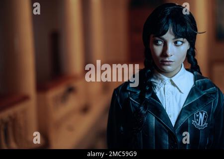 Dnipro, Ukraine - 30. Dezember 2022: Portrait des Cosplayer-Mädchens im Bild von Wednesday Addams aus der gleichnamigen Horrorserie "Wednesday". Bild mit Stockfoto