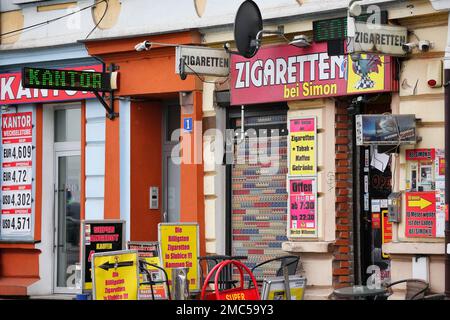 Slubice, Polen. 18. Januar 2023. Die farbenfroh dekorierten Räumlichkeiten lagern Zigaretten bei Simon in einem Wohn- und Geschäftsgebäude im Stadtzentrum. Kredit: Soeren Stache/dpa/Alamy Live News Stockfoto
