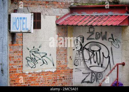 Slubice, Polen. 18. Januar 2023. Ein Schild "Hotel" ist an ein renovierungsbedürftiges Haus angeschlossen und mit Graffiti in der Maja Straße gestrichen. Kredit: Soeren Stache/dpa/Alamy Live News Stockfoto
