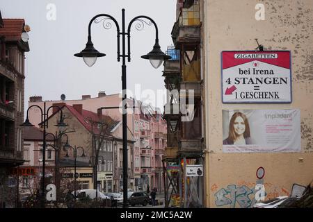Slubice, Polen. 18. Januar 2023. Ein Schild mit der Aufschrift „Zigaretten in Irinas 4 Kartons = 1 Geschenk“ befindet sich auf einem Wohn- und Geschäftsgebäude in der Innenstadt. Kredit: Soeren Stache/dpa/Alamy Live News Stockfoto