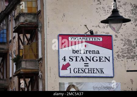 Slubice, Polen. 18. Januar 2023. Ein rot-weißes Schild „Zigaretten in Irinas 4 Kartons = 1 Geschenk“ befindet sich auf einem Wohn- und Geschäftsgebäude in der Innenstadt. Kredit: Soeren Stache/dpa/Alamy Live News Stockfoto