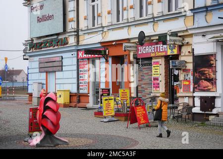 Slubice, Polen. 18. Januar 2023. Eine Frau geht an den Zigarettenläden bei Simon vorbei, in einer Wohnung und einem Geschäftsgebäude in der Innenstadt. Kredit: Soeren Stache/dpa/Alamy Live News Stockfoto