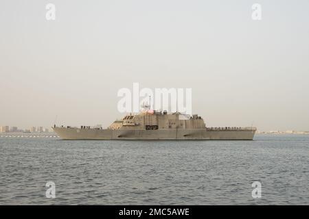 MANAMA, Bahrain (25. Juni 2022) - Littoral-Kampfschiff USS Sioux City (LCS 11), Ankunft bei Naval Support Activity Bahrain, 25. Juni. Sioux City wird im US-5.-Flottengebiet eingesetzt, um die Sicherheit und Stabilität des Seeverkehrs im Nahen Osten zu gewährleisten. Stockfoto